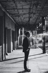街景中沉思的西装男子