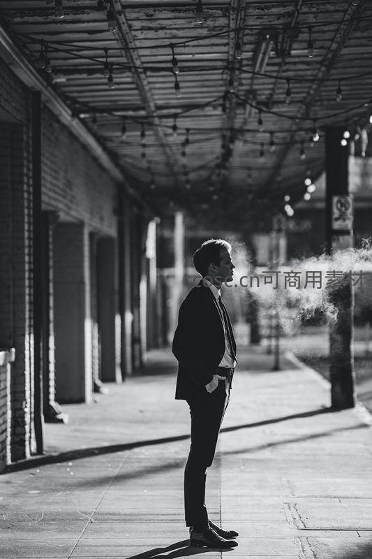 街景中沉思的西装男子