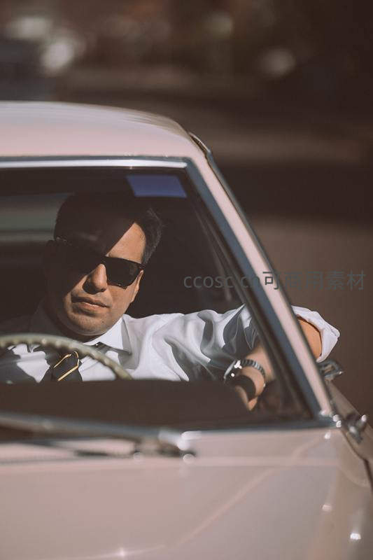 复古车内的时尚男士