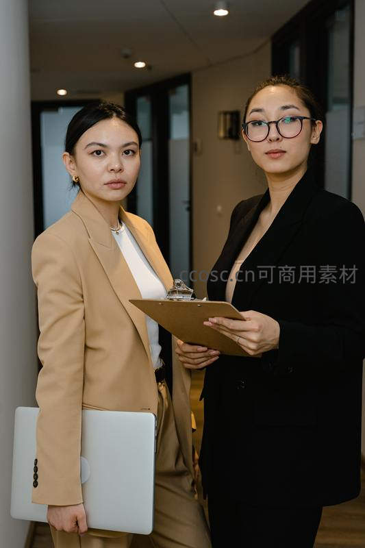 两位职业女性走廊合影