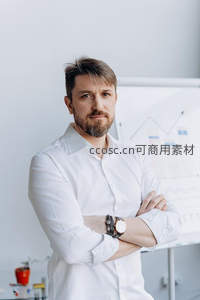 商务男士双臂交叉站立自信满满