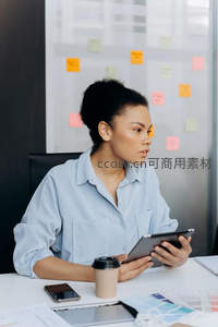职场女性手持平板专注工作