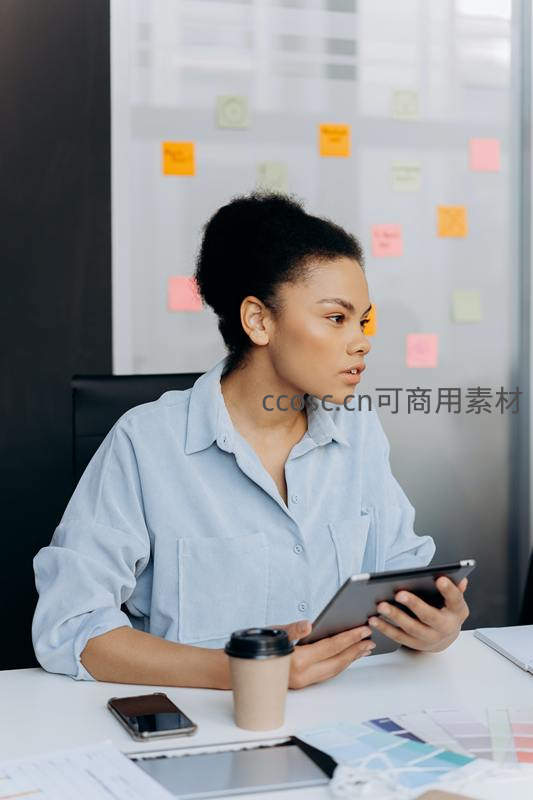 职场女性手持平板专注工作