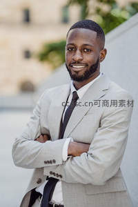 西装革履的男士双臂交叉自信微笑