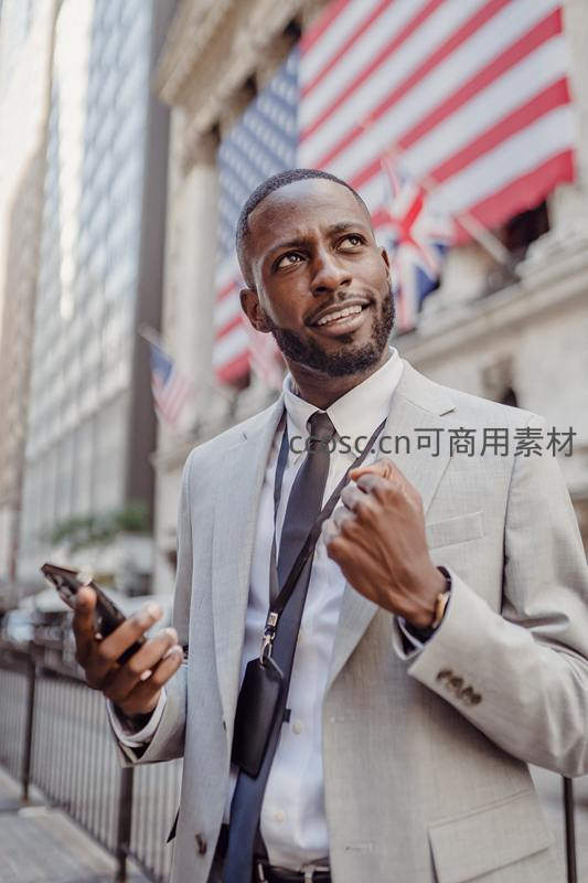 华尔街精英手持手机仰望天空