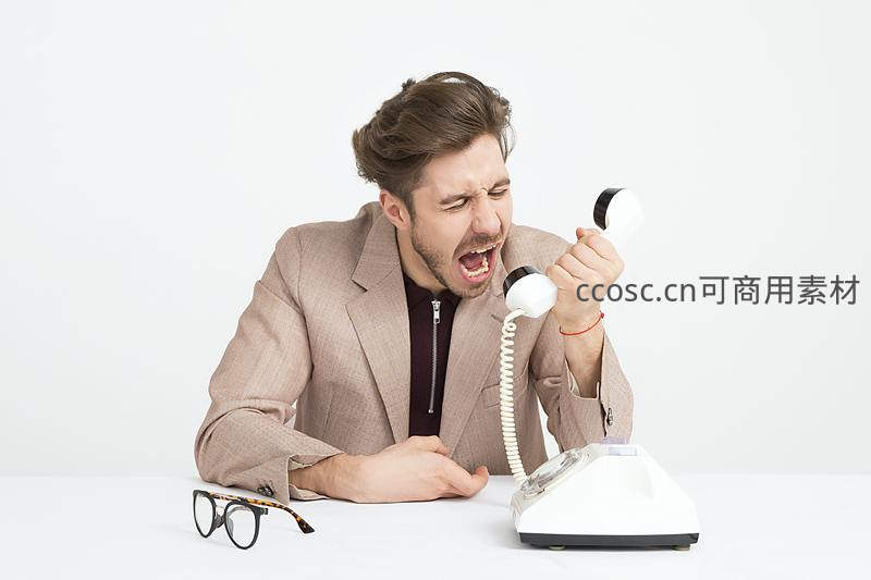 男子怒吼着对着老式电话发泄