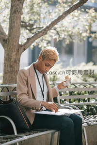 公园长椅上的商务午餐