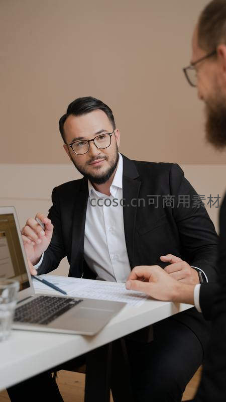 商务男士会议讨论文件