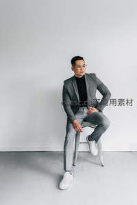 格纹西装男士坐椅沉思