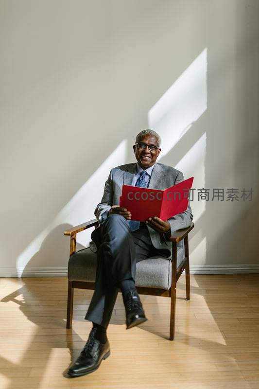 阳光下的绅士静读红色文件夹