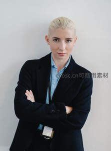 金发女白领双臂交叉自信凝视镜头