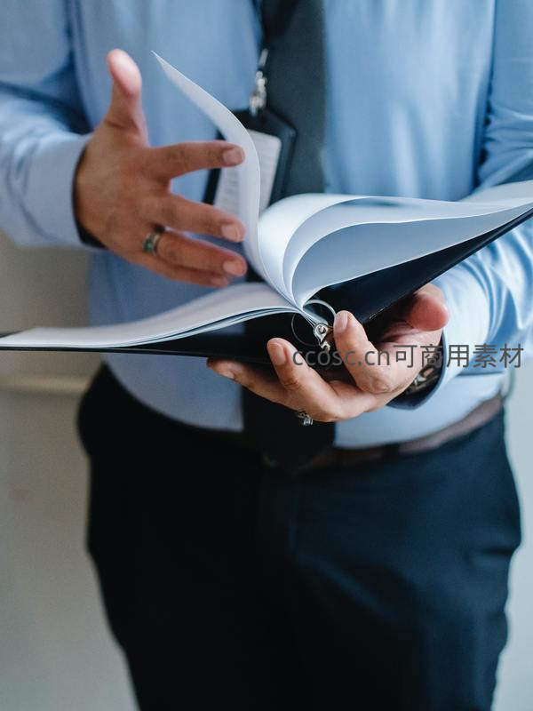 男士翻阅文件夹专注工作特写