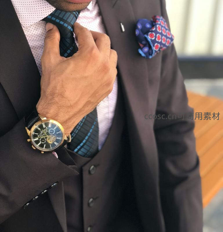 精致男士调整领带特写镜头