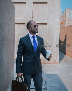 手提公文包喝咖啡的上班族