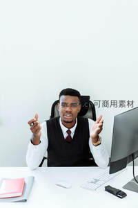 办公室内自信表达的职场人