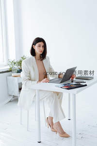 白衣女白领专注电脑工作