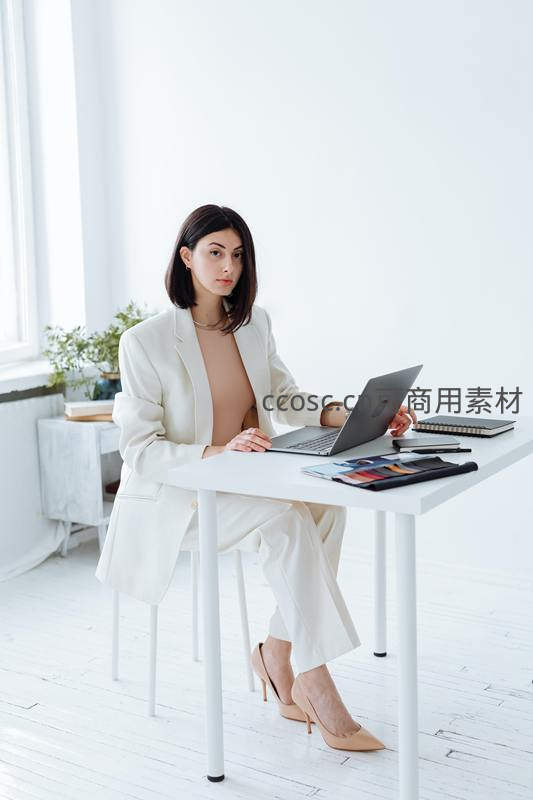白衣女白领专注电脑工作