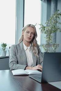 金发女白领专注使用笔记本电脑