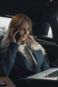 女士车内通话微笑使用笔记本