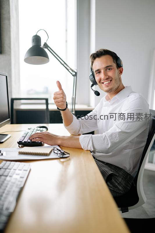 客服人员竖起大拇指
