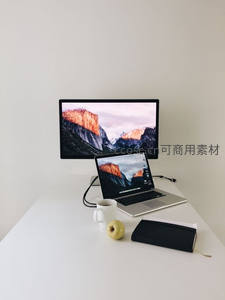 极简双屏办公设置，笔记本与显示器共享山景壁纸
