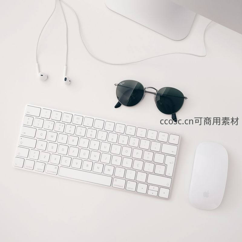 极简白色桌面配苹果外设