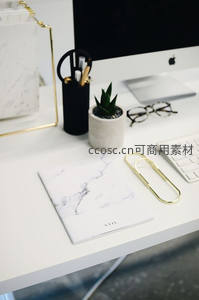 大理石纹理笔记本与金色回形针的精致桌面