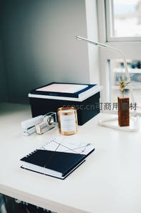 黑白几何笔记本与香薰蜡烛的静谧办公角