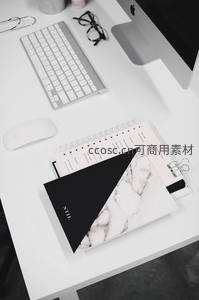 极简白色办公桌上的大理石纹理笔记本