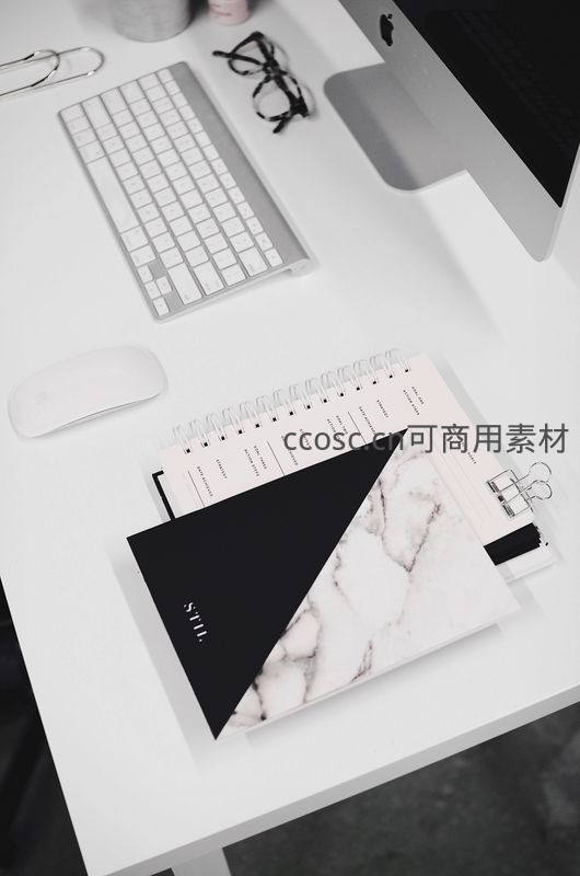 极简白色办公桌上的大理石纹理笔记本