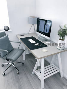 现代简约风格的灰色办公桌一角