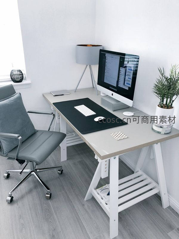 现代简约风格的灰色办公桌一角