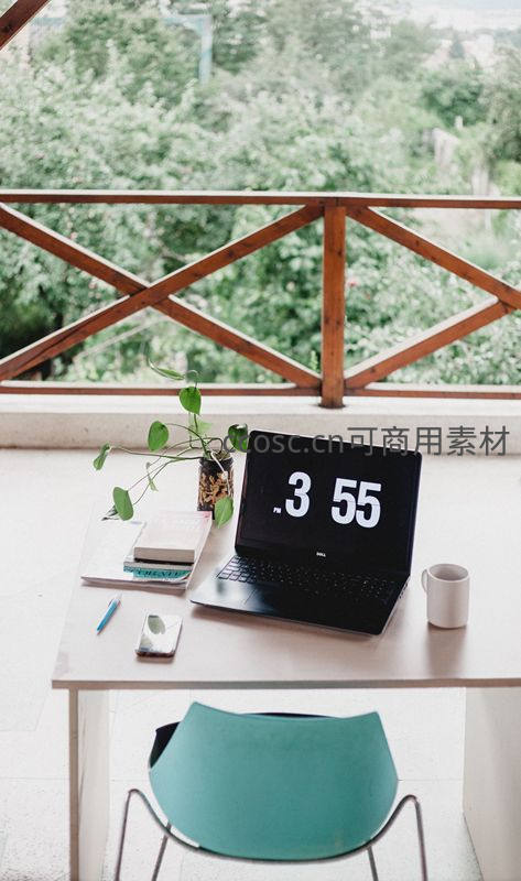 阳台绿意中的静谧办公时光