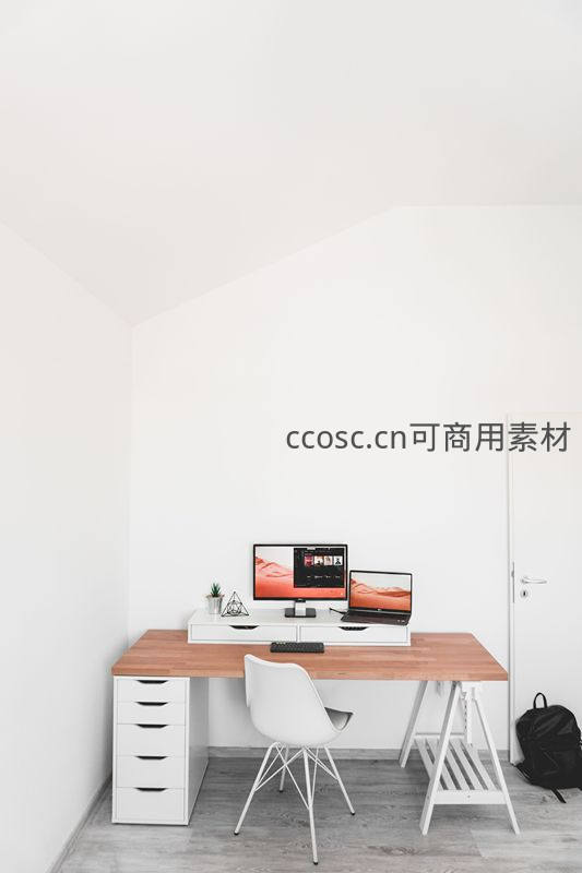 阁楼里的极简双屏办公区