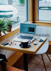 咖啡馆窗边笔记本工作场景