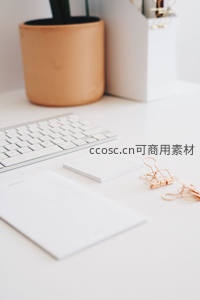 干净白色办公桌上的文具特写