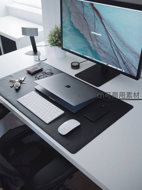 黑色皮革鼠标垫上的极简办公台