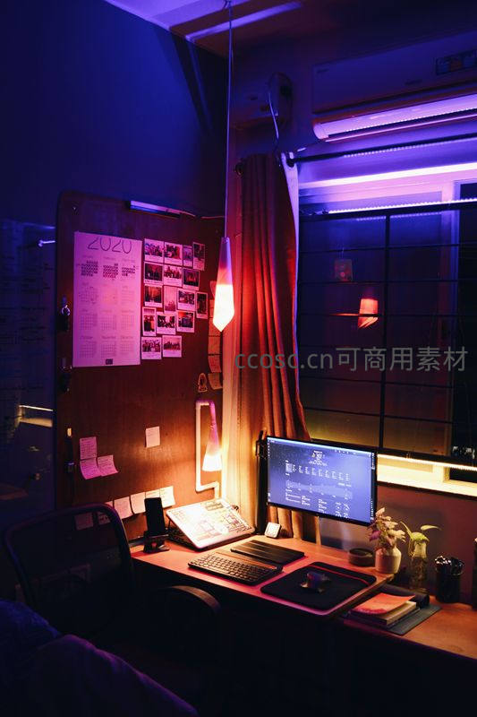 霓虹灯光下的深夜工作室，充满创意氛围