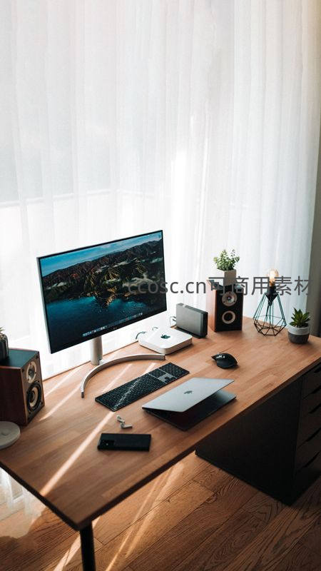 阳光满溢的现代科技工作台