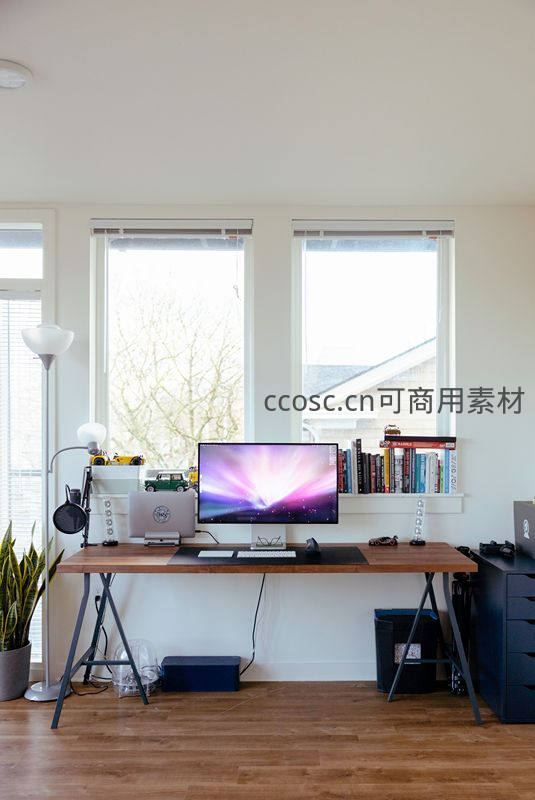 窗边长桌上的高效工作空间