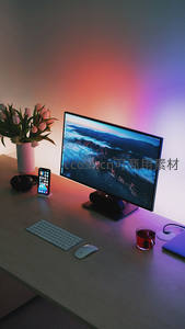 彩色氛围灯环绕的工作空间