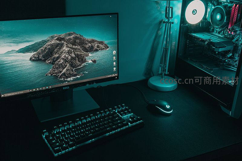 蓝绿色调的电竞游戏桌面