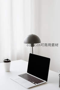 咖啡与台灯相伴的极简办公桌面