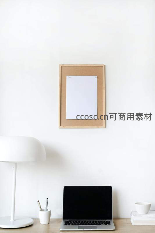 木质软木板下的简约办公角落