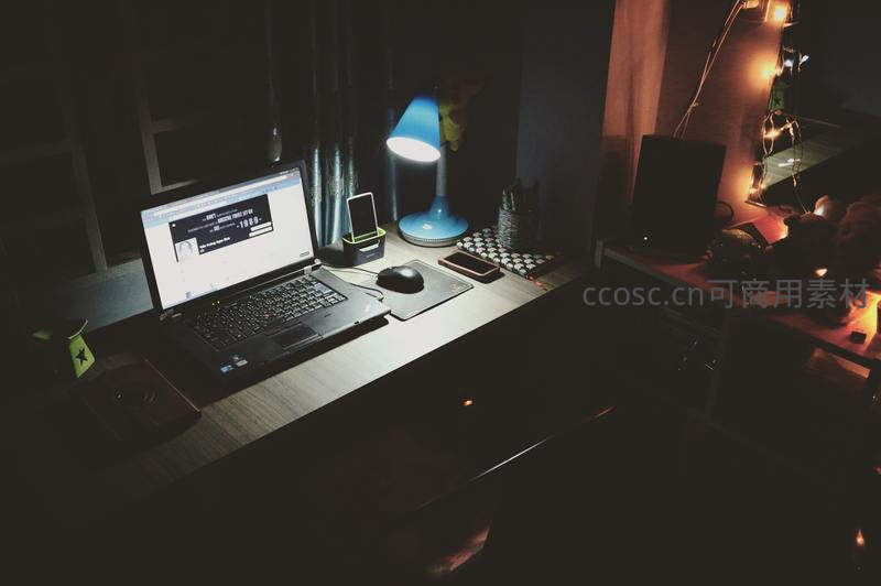 深夜灯光下的沉浸式电脑工作场景