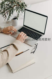 极简风白色书桌工作场景