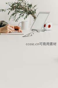 简约办公桌上的手写笔记与绿植相伴
