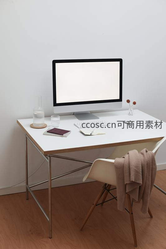 极简风格的白色书桌搭配一体机电脑