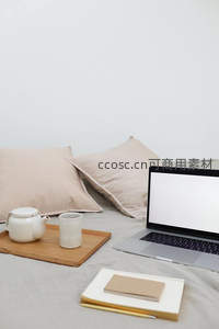 床榻上的笔记本与茶具静物