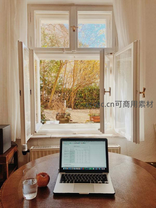窗边笔记本办公享受阳光